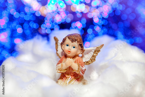 Fotografie angioletto nella nuvola con fondo azzurro