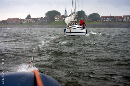 Fotografía Dutch yacht in misery needs help of a tugboat