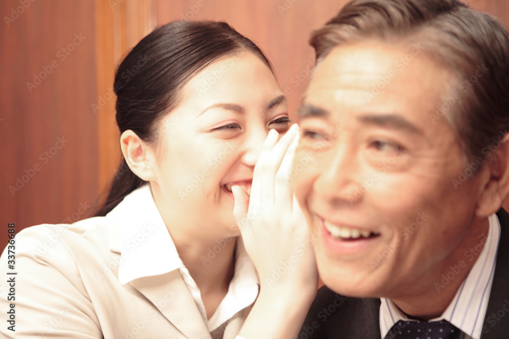内緒話をする上司と部下 内緒話をする上司と部下