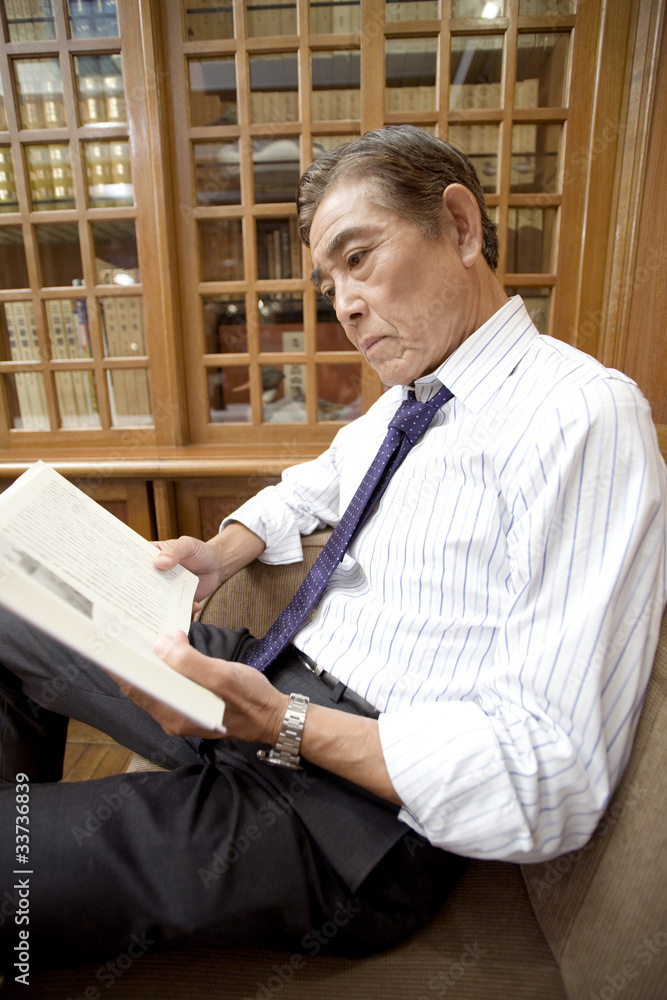 読書を楽しむ社長 読書を楽しむ社長