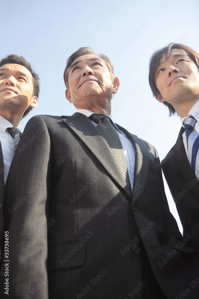 一点を見つめるビジネスマン