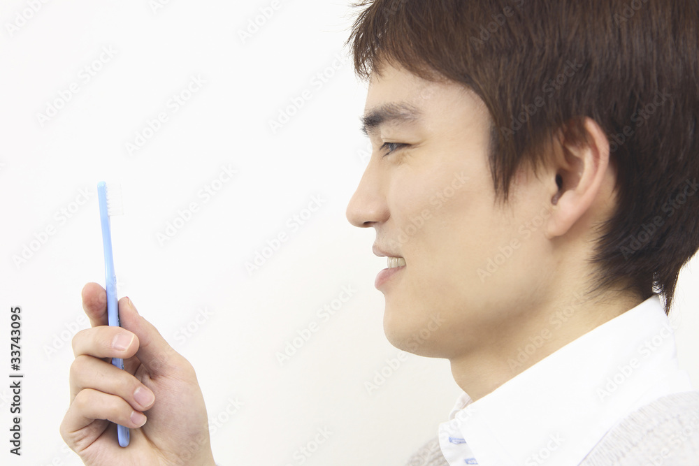 歯磨きをする男性 歯磨きをする男性