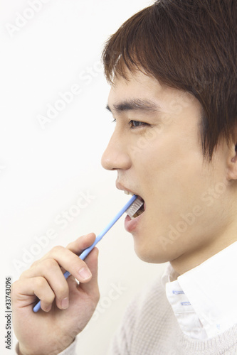 歯磨きをする男性