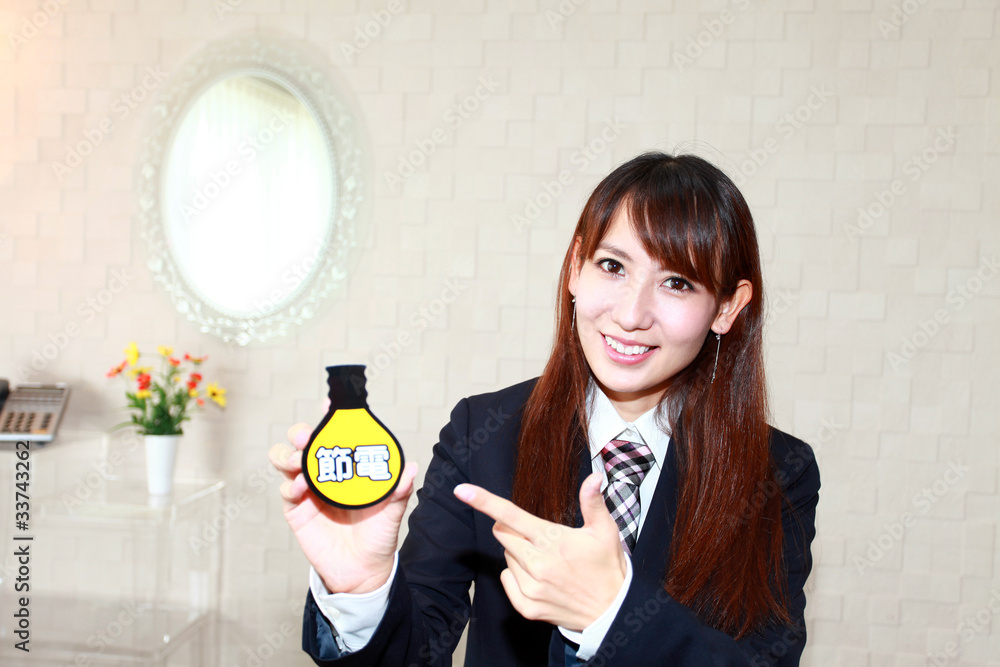 節電を呼びかける笑顔のオフィスレディー