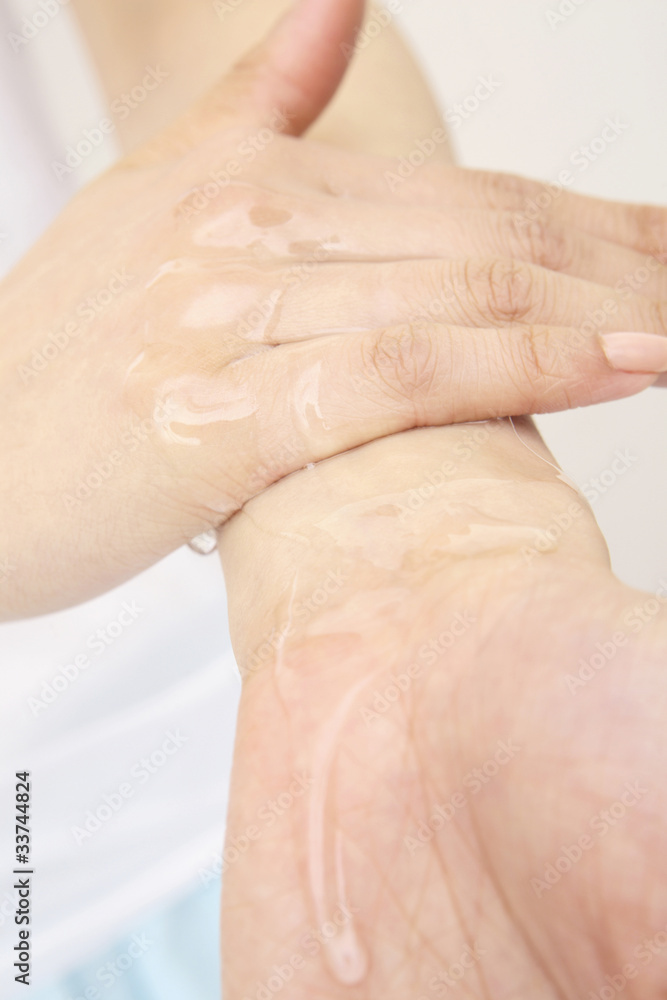 化粧水を使う女性の手 化粧水を使う女性の手