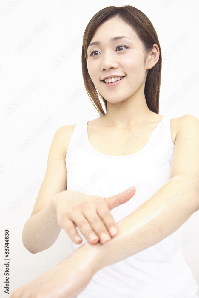 化粧水を使う女性 化粧水を使う女性