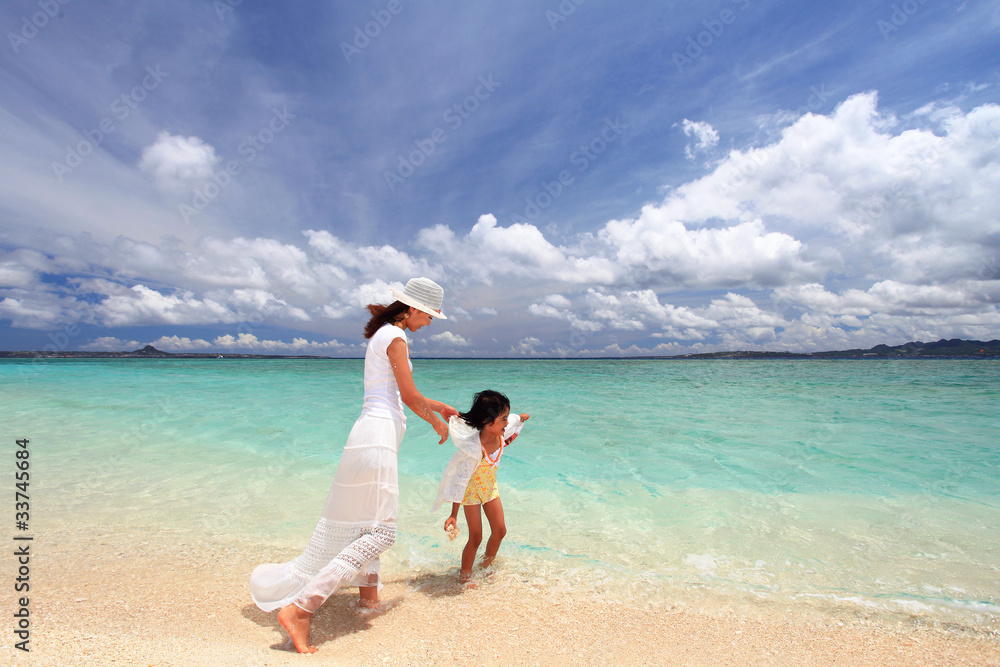 波打ち際で遊ぶ親子