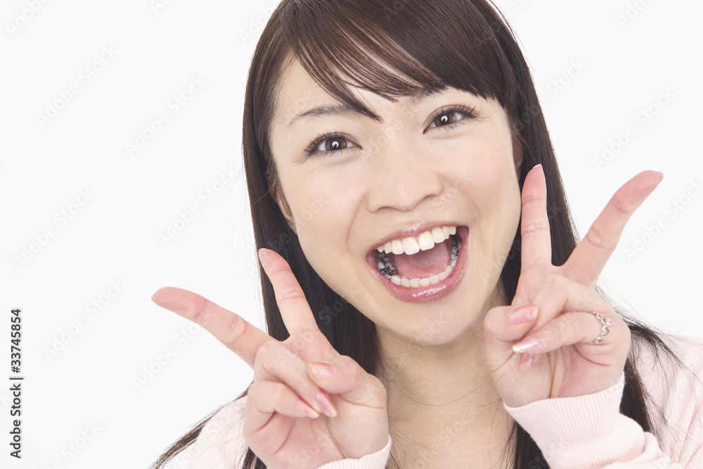 ピースをする女性 ピースをする女性