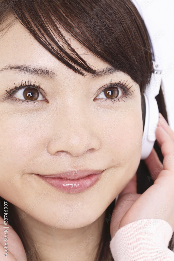 Fototapeta premium 音楽を聴く女性