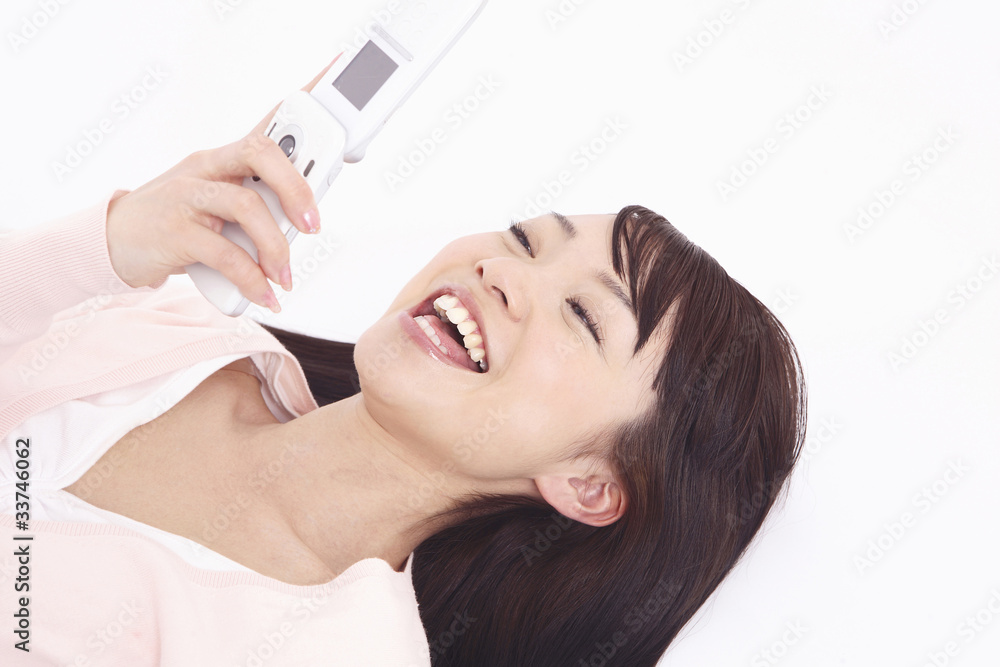 Naklejka premium 携帯を見る女性