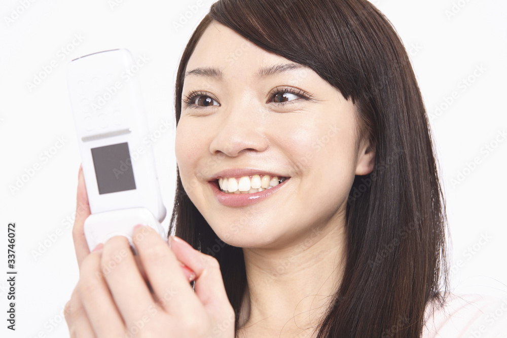 携帯を見る女性 携帯を見る女性