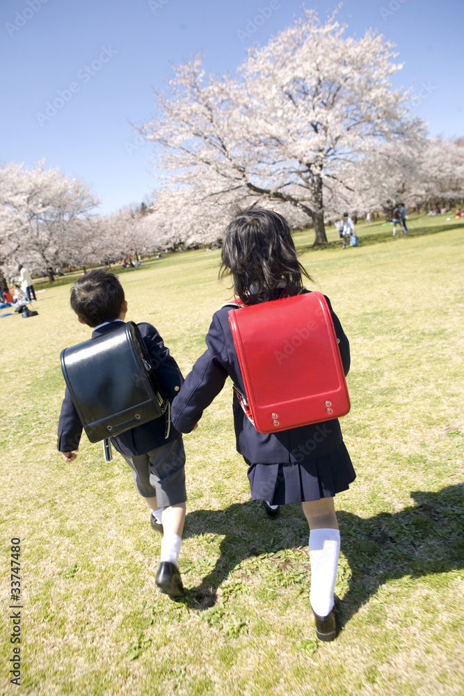 Φωτογραφία 手をつないで歩く小学生男女