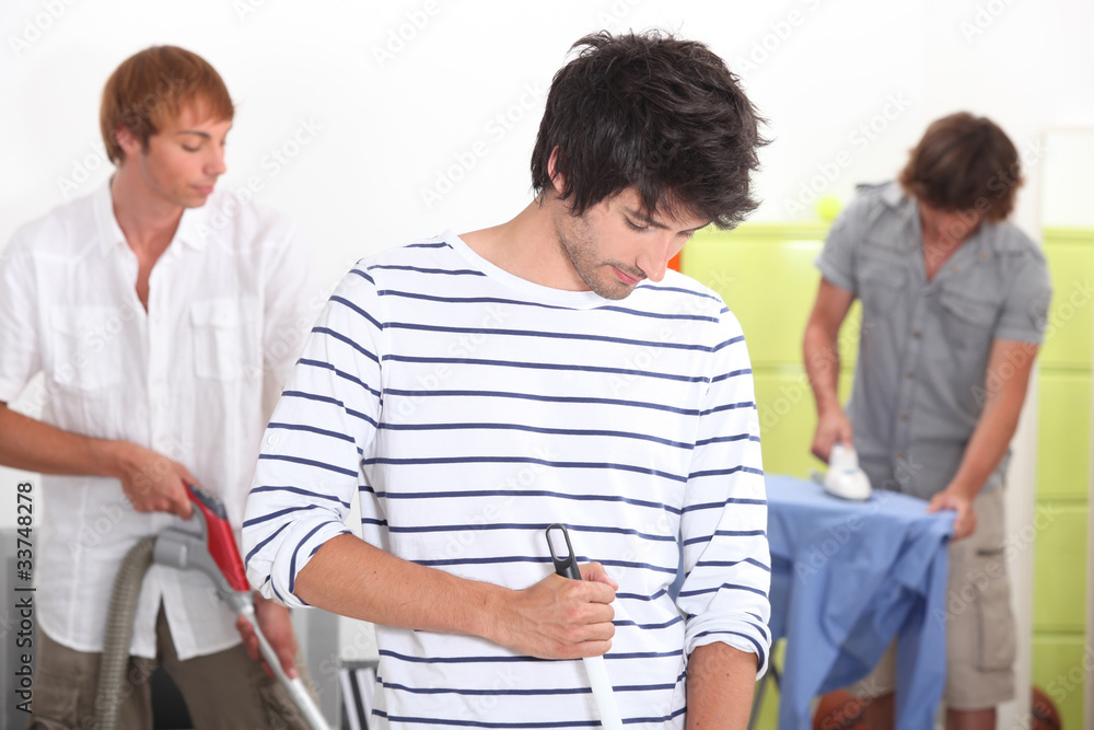 Obraz premium flatmates doing chores