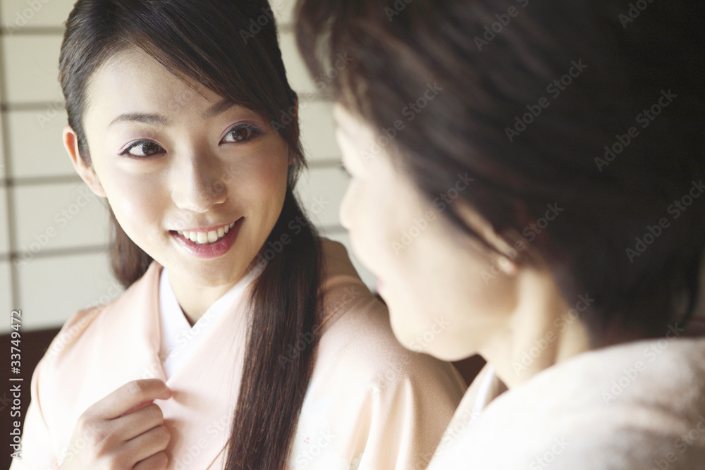 会話する和服女性2人 会話する和服女性2人