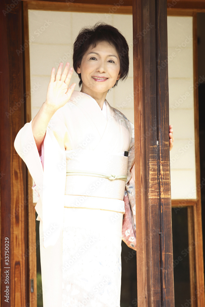 縁側から手を振る和服女性 Stock Photo | Adobe Stock