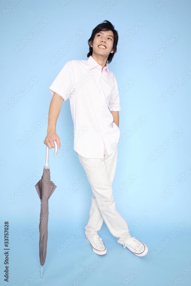 傘を持つ男性 傘を持つ男性