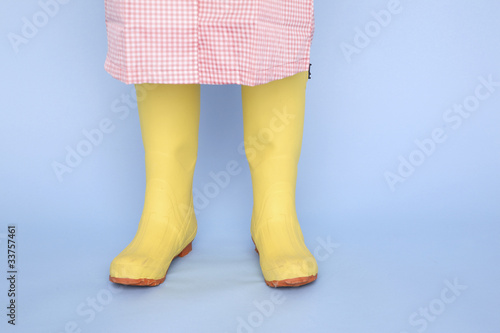 長靴をはいた女性の足元 © paylessimages