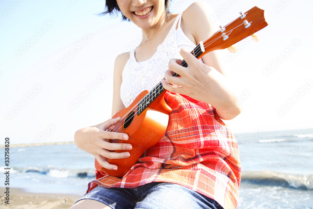 海辺でウクレレを弾く女性 Stock 写真 Adobe Stock