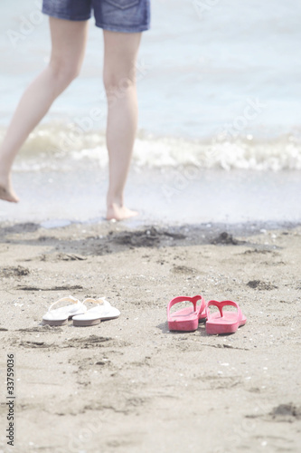 海辺で遊ぶ女性