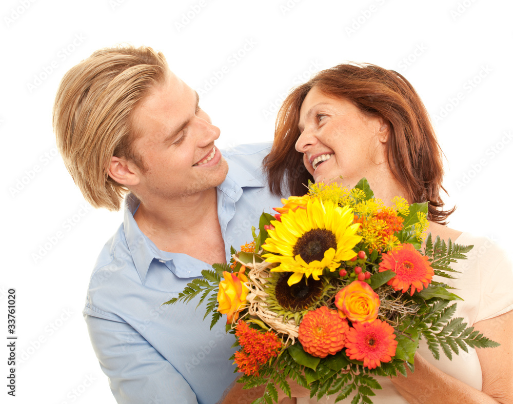 Sohn schenkt seiner mutter einen Blumenstrauß Sohn schenkt seiner mutter einen Blumenstrauß