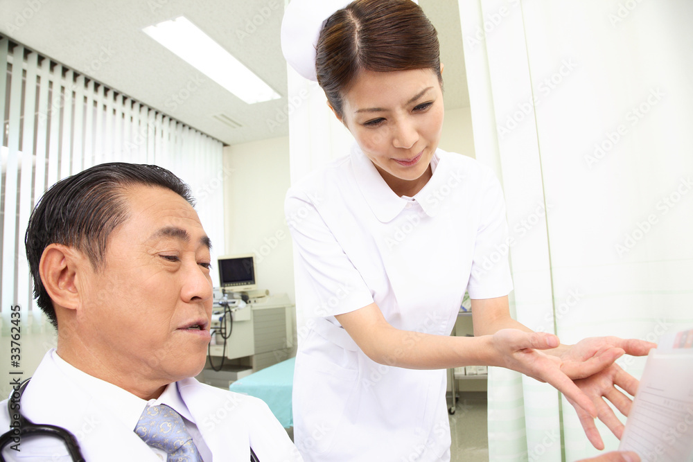 Fototapeta premium 医者に患者の状態を報告する看護師