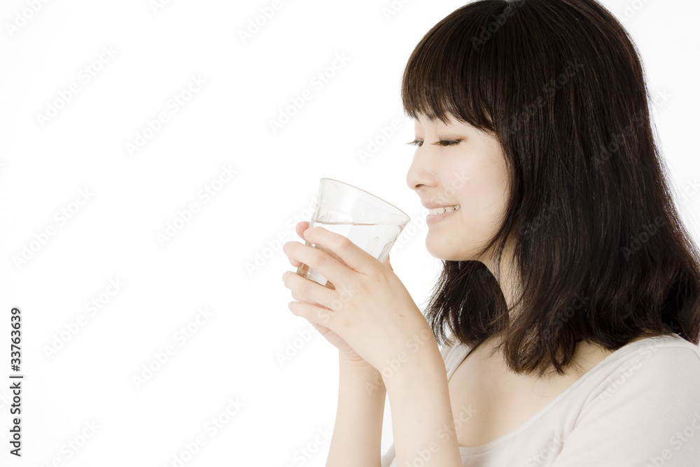 水を飲む女性 水を飲む女性