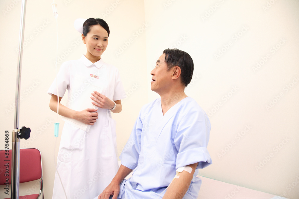 Obraz premium 患者と会話する看護師