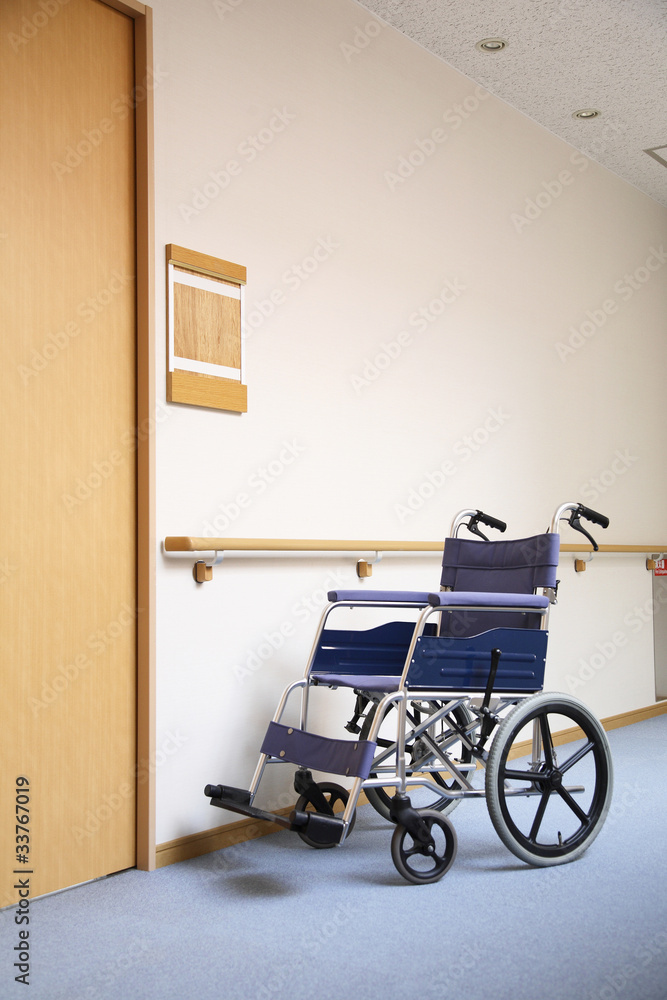 病院の廊下に置かれた車椅子
