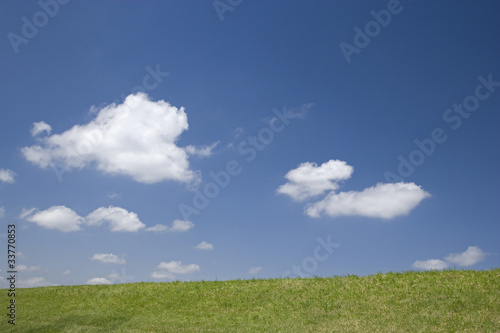 草原と雲と青空