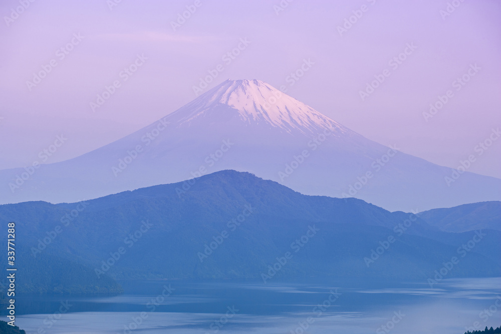 朝日が当たる富士山