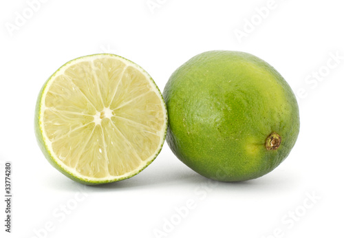 Limette isoliert vor weissem Hintergrund