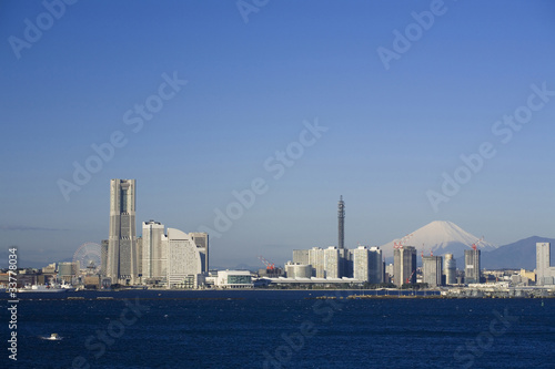 みなとみらいビル群と富士山