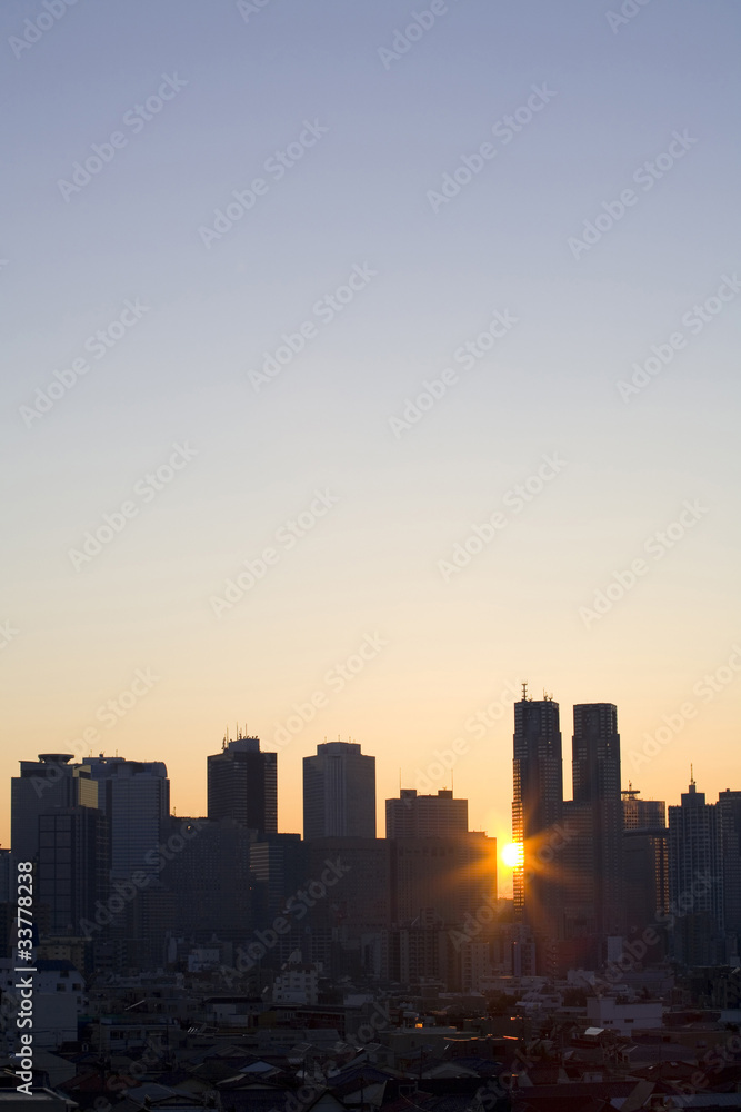 新宿高層ビル群と朝日