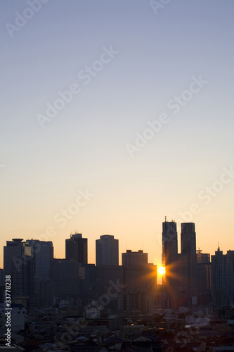 新宿高層ビル群と朝日