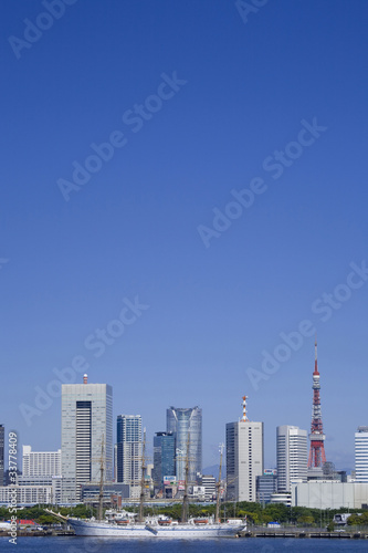 東京タワーとウォーターフロント © paylessimages
