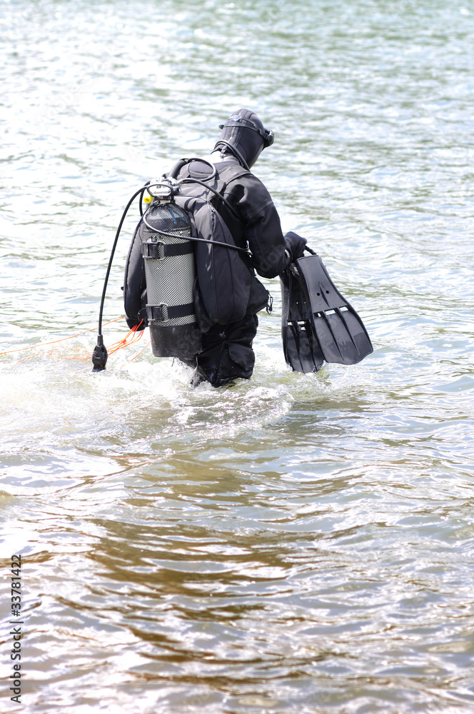 Naklejka premium rescue diver in neoprene ready for action