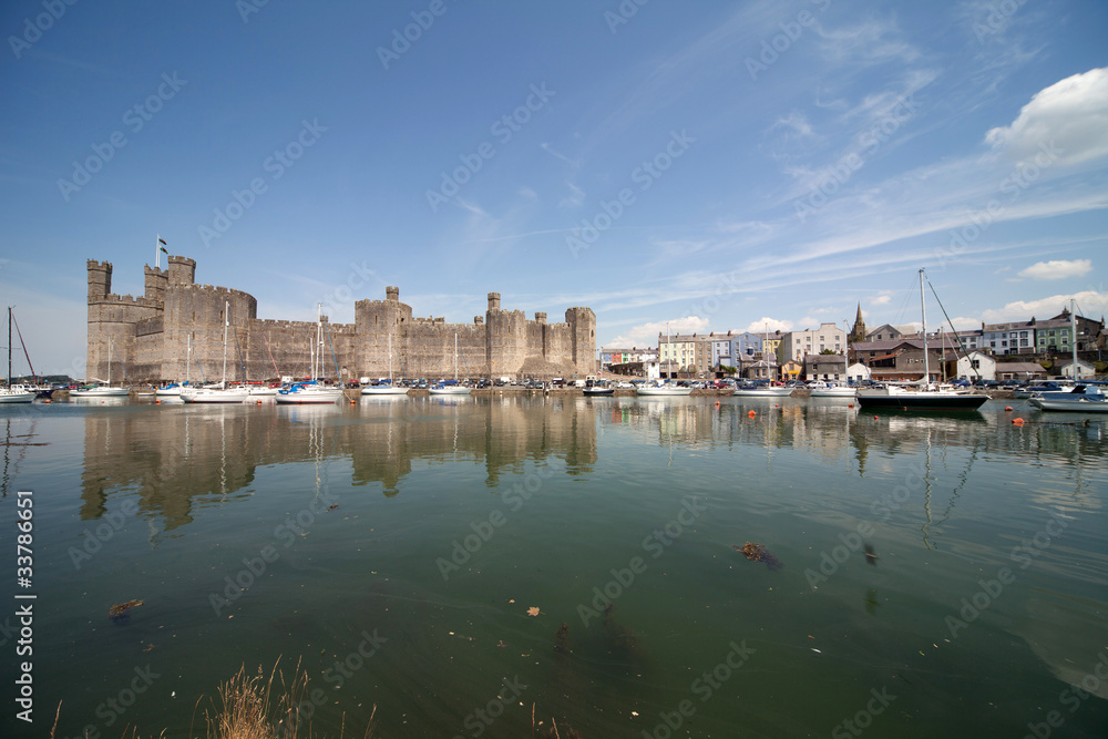 Obraz premium Zamek i miasto Caernarfon