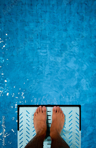 Obraz na płótnie feet on diving board over pool