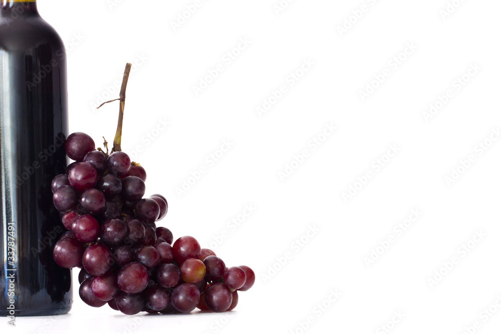 uvas con botella de vino aislado en fondo blanco