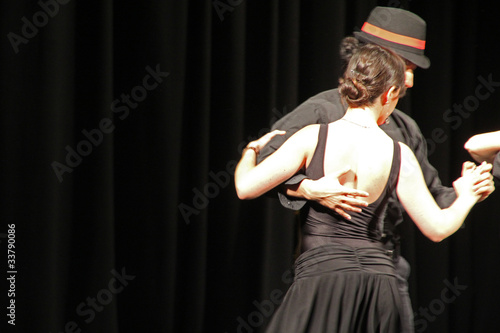 Pareja bailando un tango sobre el escenario