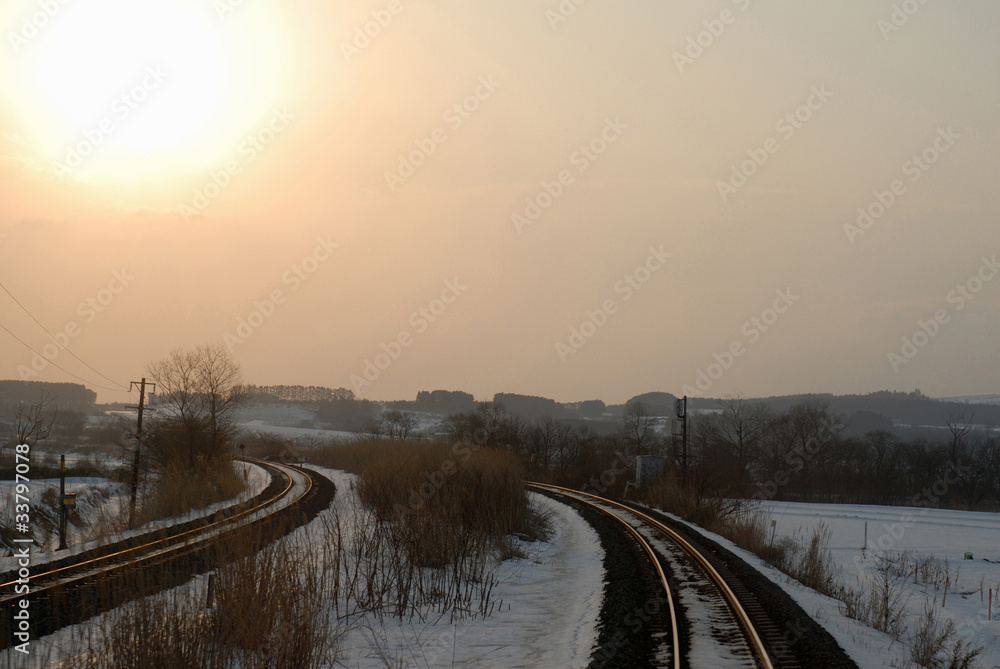 Fototapeta premium 線路と日の出
