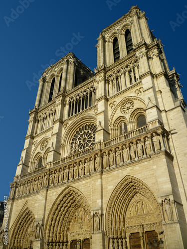 Façade de Notre Dame de Paris vue de droite