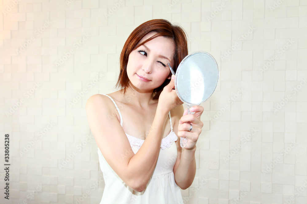 ピンセットを使っている笑顔の女性