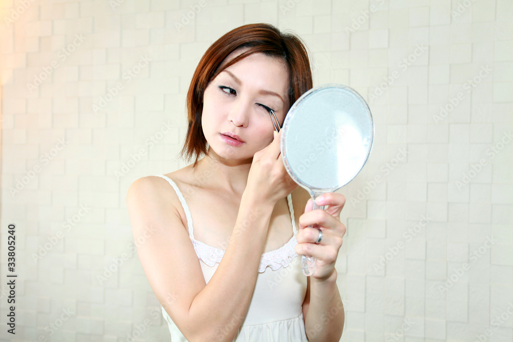 つけまつげをつける女性