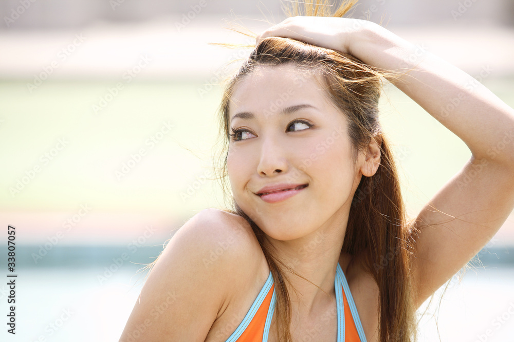 髪をかきあげる水着女性 Stock 写真 Adobe Stock