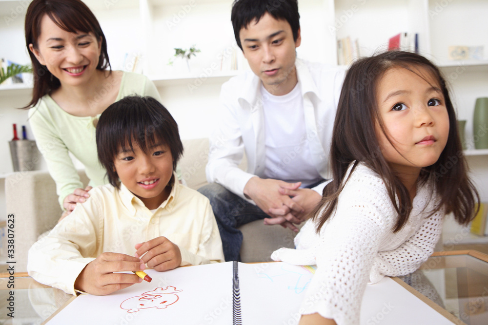 絵を描く子供達とその両親