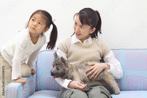 親子と犬のポートレート