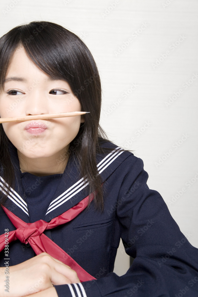 鉛筆を鼻の下にはさむ女子中学生 Stock Photo Adobe Stock 鉛筆を鼻の下にはさむ女子中学生 Stock Photo Adobe Stock
