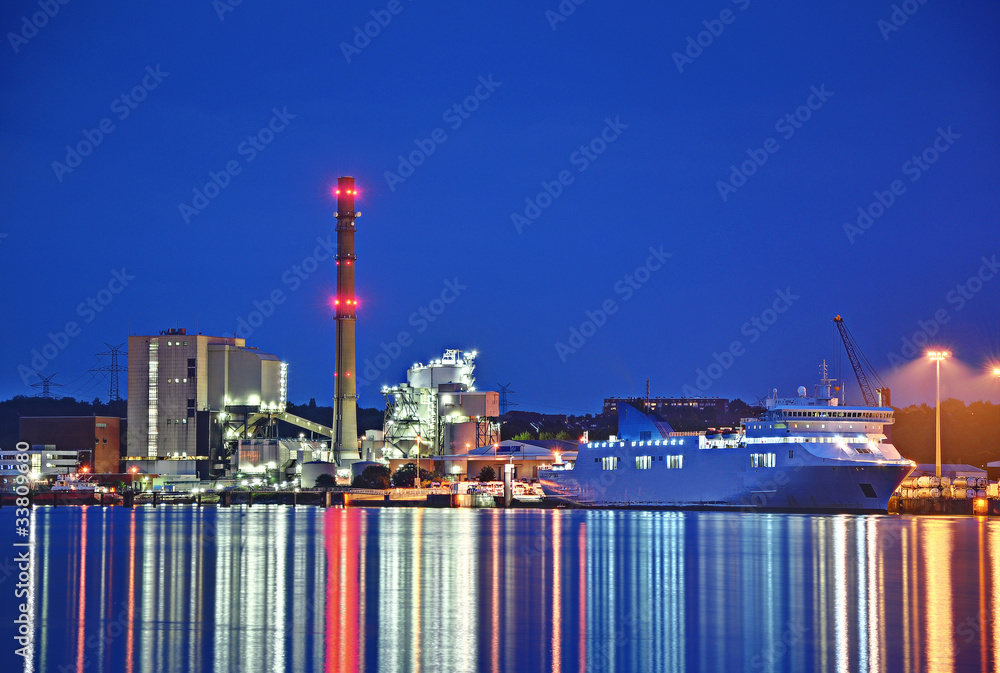 Obraz premium Kraftwerk und Frachtschiff in Kiel