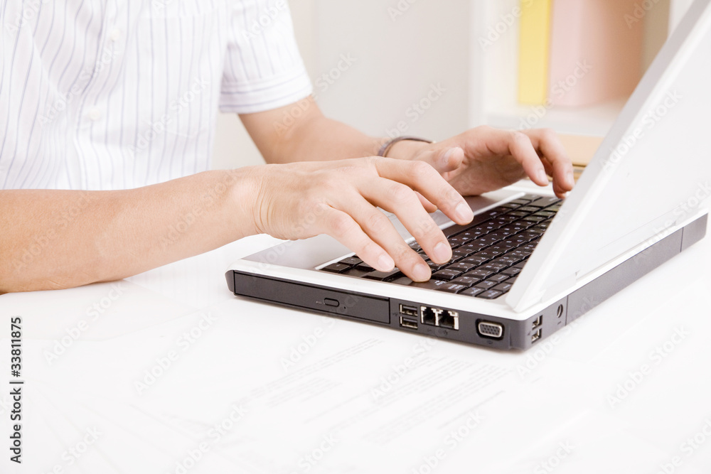 パソコンのキーボードを打つビジネスマンの手元 Stock Photo Adobe Stock